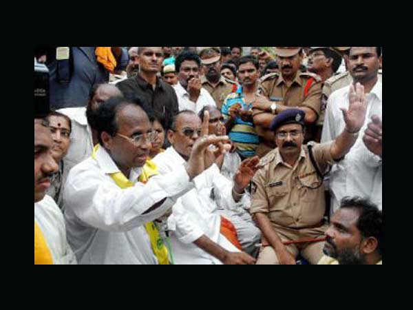 జగన్ వ్యూహం: తెలంగాణపై బాబు బోల్తా (ఫొటోలు)