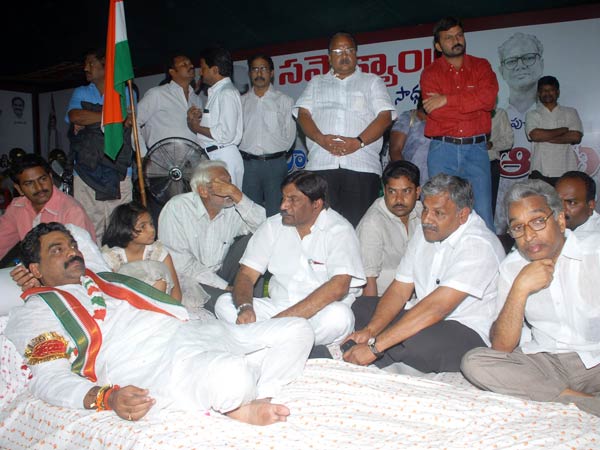 ఫొటోలు: లగడపాటి సమైక్యాంధ్ర వెరైటీలు ఫొటోలు: లగడపాటి సమైక్యాంధ్ర వెరైటీలు