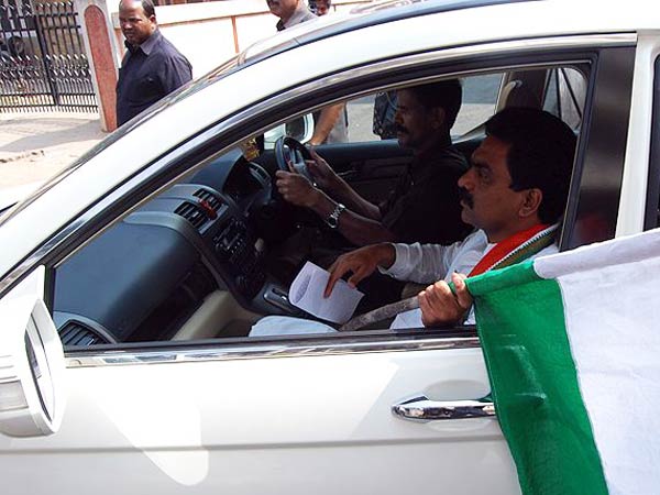 ఫొటోలు: లగడపాటి సమైక్యాంధ్ర వెరైటీలు ఫొటోలు: లగడపాటి సమైక్యాంధ్ర వెరైటీలు