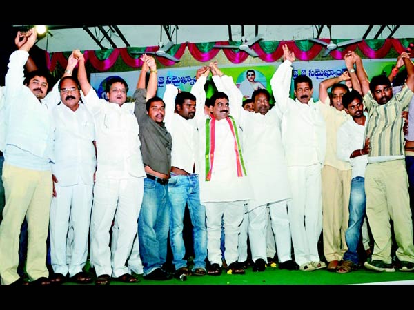 ఫొటోలు: లగడపాటి సమైక్యాంధ్ర వెరైటీలు ఫొటోలు: లగడపాటి సమైక్యాంధ్ర వెరైటీలు