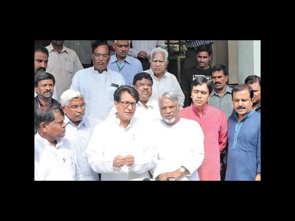 తెలంగాణ: 'జగన్'తో కెవిపి హైడ్రామా!(ఫోటోలు) తెలంగాణ: 'జగన్'తో కెవిపి హైడ్రామా!(ఫోటోలు)