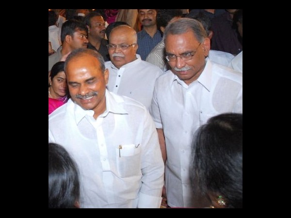 తెలంగాణ: 'జగన్'తో కెవిపి హైడ్రామా!(ఫోటోలు) తెలంగాణ: 'జగన్'తో కెవిపి హైడ్రామా!(ఫోటోలు)