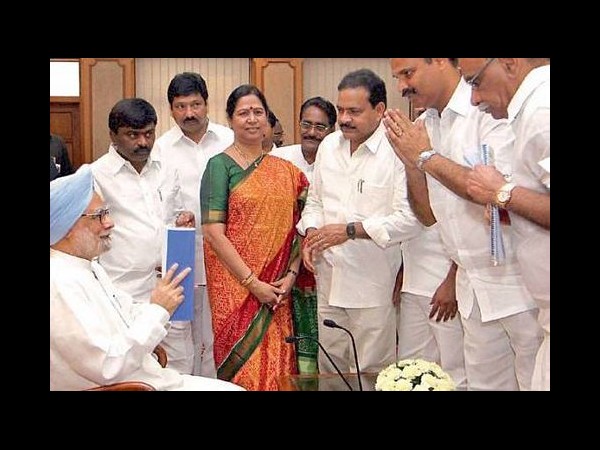 తెలంగాణ: 'జగన్'తో కెవిపి హైడ్రామా!(ఫోటోలు) తెలంగాణ: 'జగన్'తో కెవిపి హైడ్రామా!(ఫోటోలు)