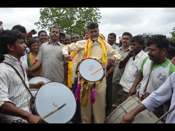 బాబు 'కిరికిరి' మాటలు: అడుగులు లక్ష్యాన్ని దాటినా..
