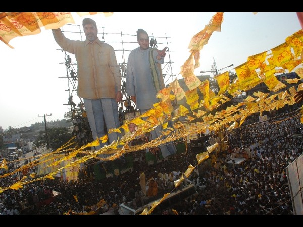 బాబు 'కిరికిరి' మాటలు: అడుగులు లక్ష్యాన్ని దాటినా..
