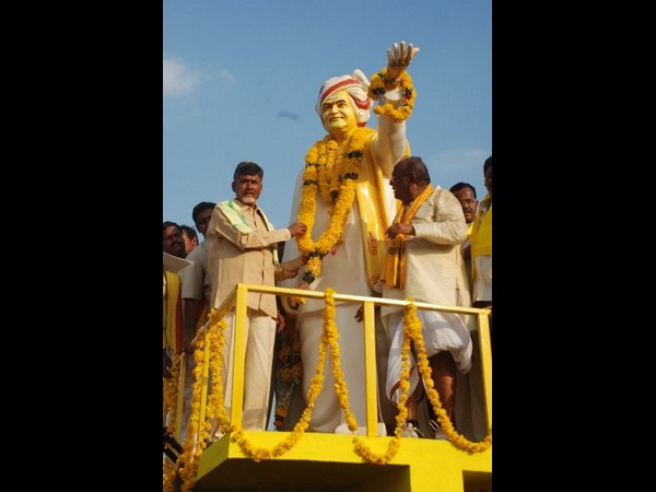 బాబు 'కిరికిరి' మాటలు: అడుగులు లక్ష్యాన్ని దాటినా..
