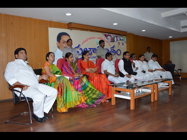 ఫొటోలు: గవర్నర్‌తో జానా భేటీ, ఆ తర్వాత ఇలా...