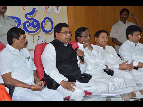 ఫొటోలు: గవర్నర్‌తో జానా భేటీ, ఆ తర్వాత ఇలా...