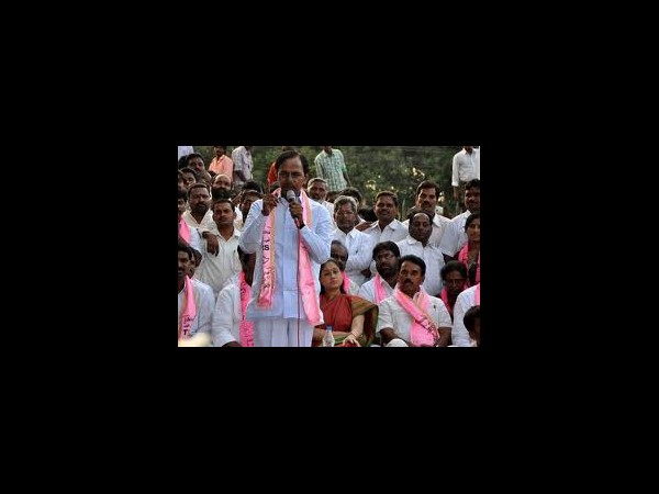 పిక్చర్స్: కెసిఆర్‌ టార్గెట్‌గా వీరంతా...