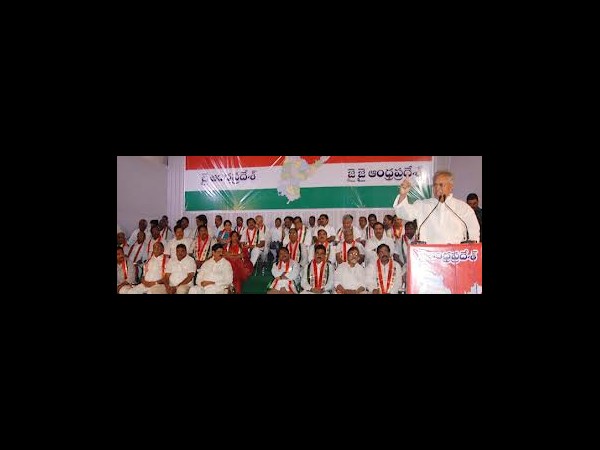 పిక్చర్స్: కెసిఆర్‌ టార్గెట్‌గా వీరంతా...