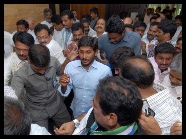 అరెస్ట్ నామ సంవత్సరం!: జగన్ నుండి శంకరన్న వరకు