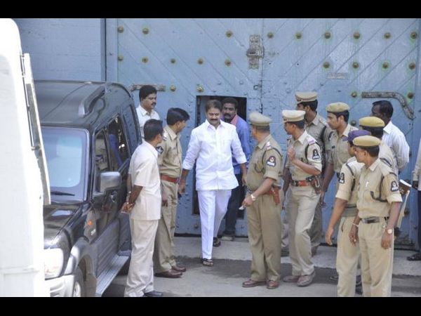 అరెస్ట్ నామ సంవత్సరం!: జగన్ నుండి శంకరన్న వరకు