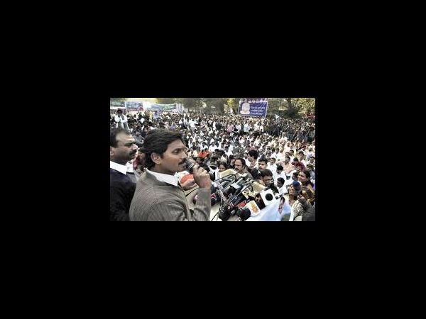 ఫొటోలు: తెలంగాణపై ఆ ముగ్గురు సిఎంలు