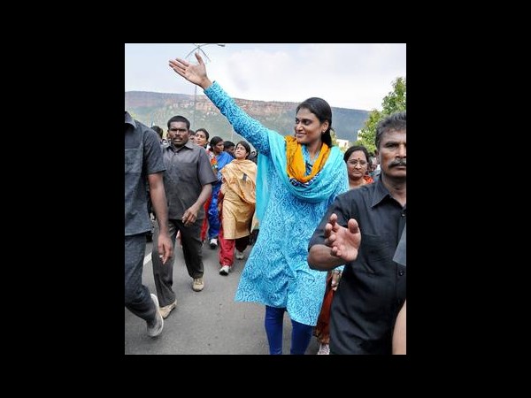 సెంటిమెంట్ పండినా: చెప్పలేక 'జగన్'?