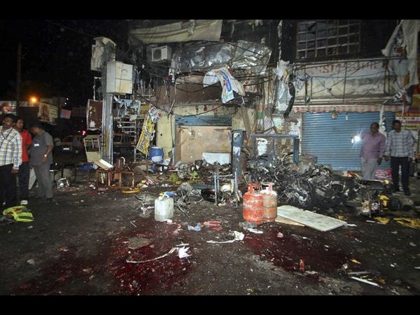 పేలుళ్ల ఫొటోలు: రక్తసిక్తం, హాహాకారాలు