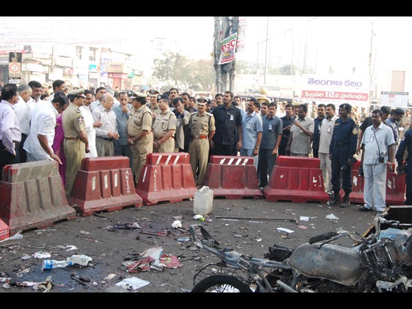  పేలుళ్లు: హైదరాబాదులో హోం మంత్రి షిండే (ఫొటోలు)