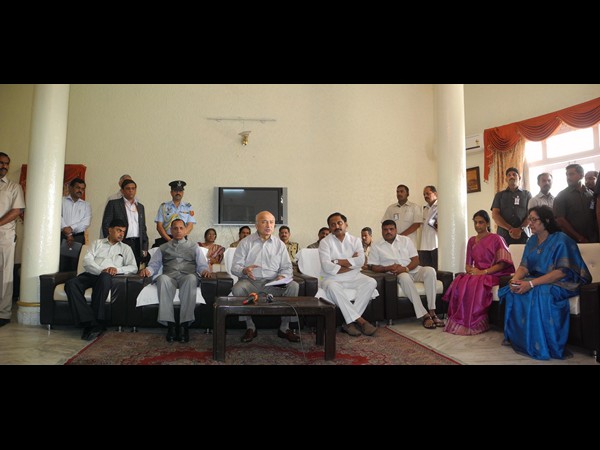  పేలుళ్లు: హైదరాబాదులో హోం మంత్రి షిండే (ఫొటోలు)