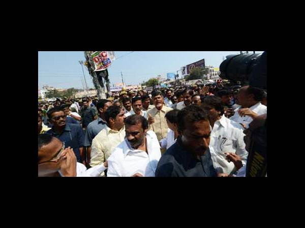 పేలుళ్లు: అయిపోయాక నేతల తాకిడి ఇలా...