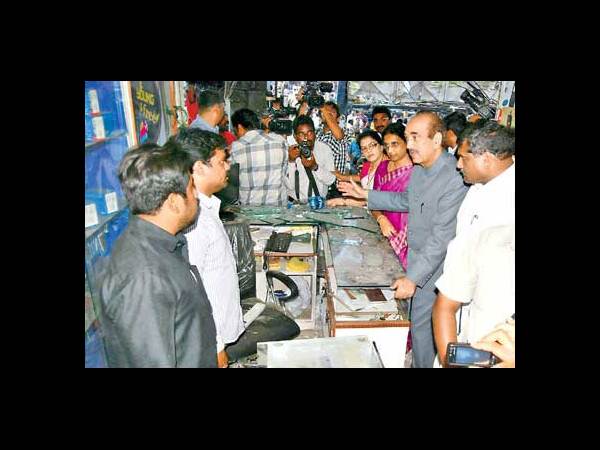 పేలుళ్లు: అయిపోయాక నేతల తాకిడి ఇలా...