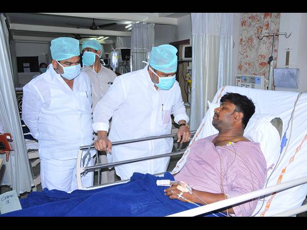 పేలుళ్లు: అయిపోయాక నేతల తాకిడి ఇలా...