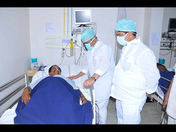 పేలుళ్లు: అయిపోయాక నేతల తాకిడి ఇలా...