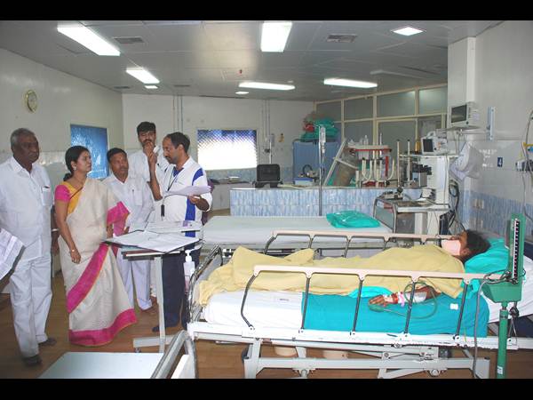 పేలుళ్లు: అయిపోయాక నేతల తాకిడి ఇలా...