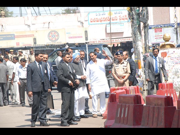 పేలుళ్లు: ప్రధాని పరామర్శ, హామీ(ఫోటోలు)