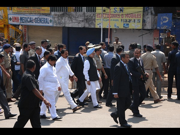 పేలుళ్లు: ప్రధాని పరామర్శ, హామీ(ఫోటోలు)