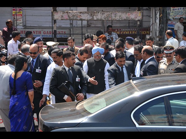 పేలుళ్లు: ప్రధాని పరామర్శ, హామీ(ఫోటోలు)