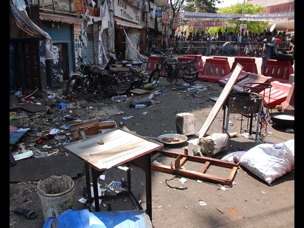 పేలుళ్లు: ప్రధాని పరామర్శ, హామీ(ఫోటోలు)