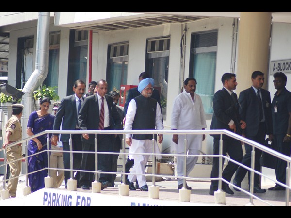 పేలుళ్లు: ప్రధాని పరామర్శ, హామీ(ఫోటోలు)