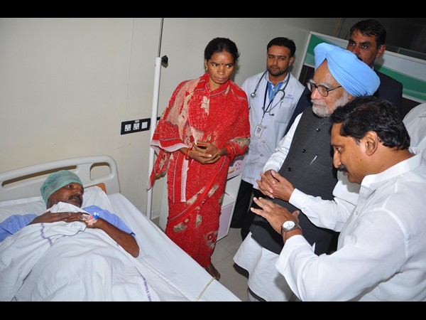  పేలుళ్లు: ప్రధాని పరామర్శ, హామీ(ఫోటోలు)