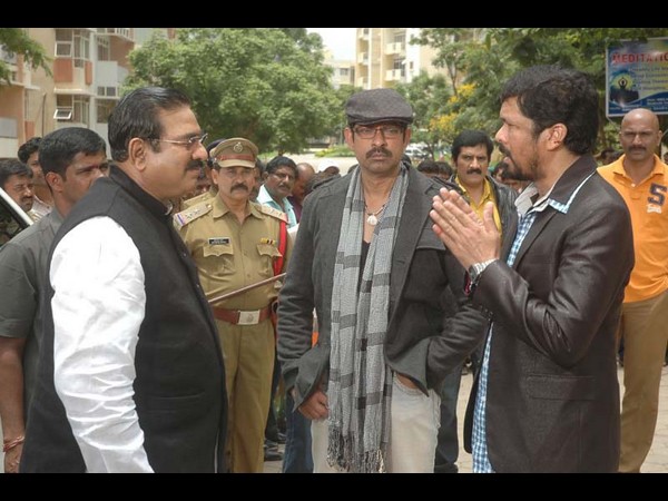 కిరణ్ ఆపరేషన్ 2: దారి చూపిన కమల్(పిక్చర్స్)