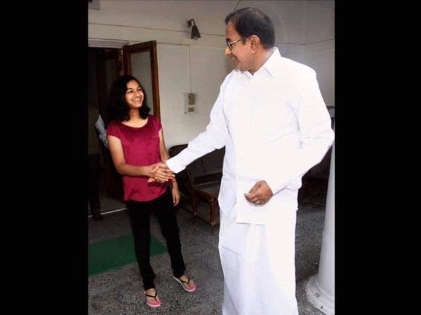 పిక్చర్స్: చిద్దూ బడ్జెట్, పదనిసలు పిక్చర్స్: చిద్దూ బడ్జెట్, పదనిసలు