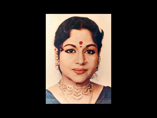 6గురు సిఎంలతో నటించిన మేటి నటి(పిక్చర్స్)