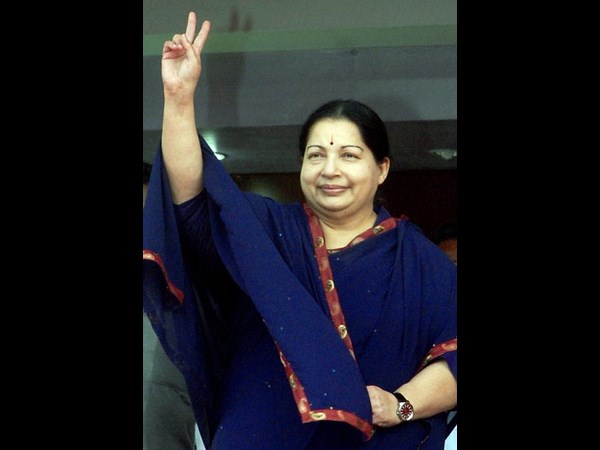 6గురు సిఎంలతో నటించిన మేటి నటి(పిక్చర్స్)