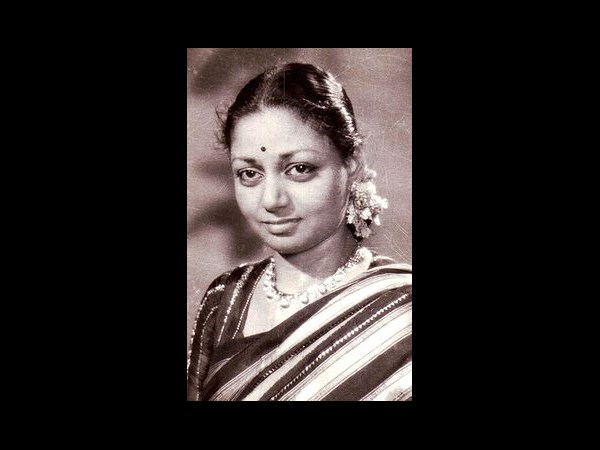 6గురు సిఎంలతో నటించిన మేటి నటి(పిక్చర్స్)