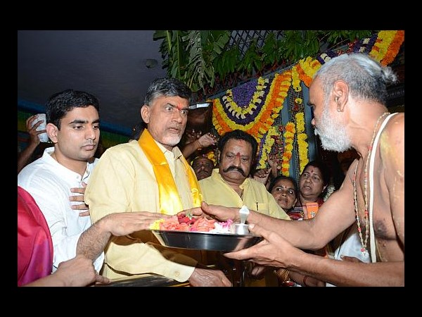 విజయమ్మ వాకిట్లో: బాబు నోట లోకేష్ సెటైర్స్(పిక్చర్స్)