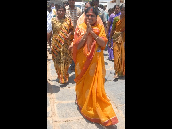 విజయమ్మ వాకిట్లో: బాబు నోట లోకేష్ సెటైర్స్(పిక్చర్స్)