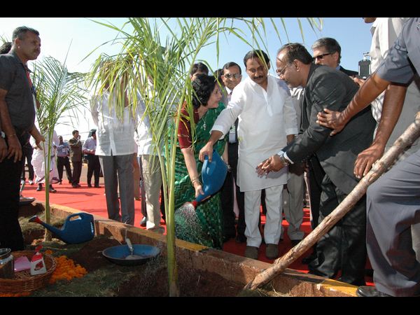 ట్రాక్టర్ ఎక్కి కిరణ్ హల్‌చల్(పిక్చర్స్)