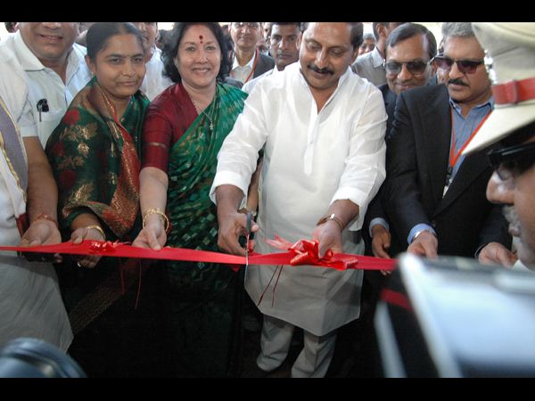 ట్రాక్టర్ ఎక్కి కిరణ్ హల్‌చల్(పిక్చర్స్)