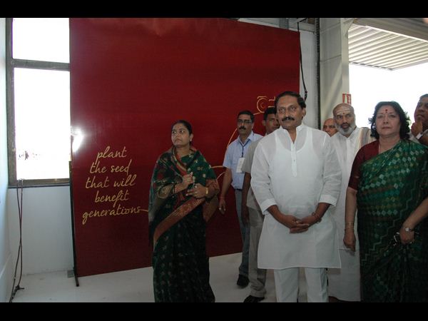 ట్రాక్టర్ ఎక్కి కిరణ్ హల్‌చల్(పిక్చర్స్)