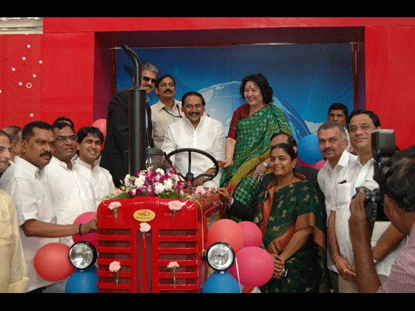 ట్రాక్టర్ ఎక్కి కిరణ్ హల్‌చల్(పిక్చర్స్)