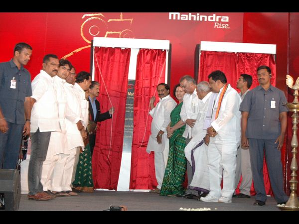 ట్రాక్టర్ ఎక్కి కిరణ్ హల్‌చల్(పిక్చర్స్)