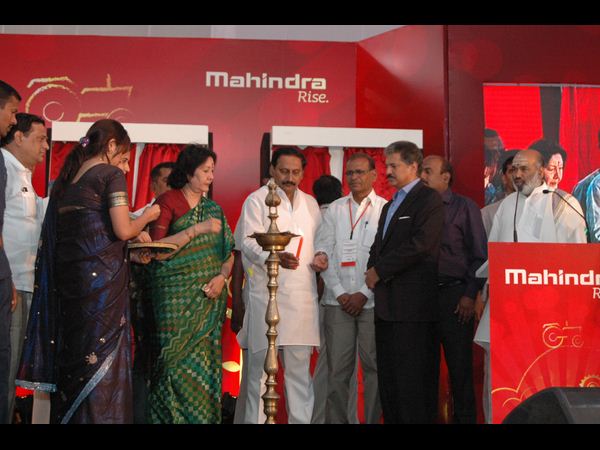 ట్రాక్టర్ ఎక్కి కిరణ్ హల్‌చల్(పిక్చర్స్)