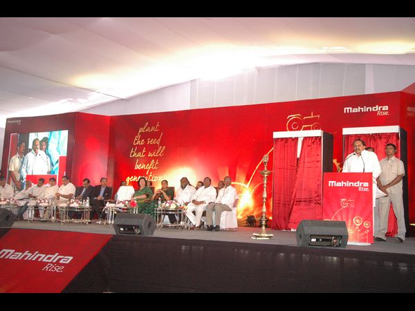 ట్రాక్టర్ ఎక్కి కిరణ్ హల్‌చల్(పిక్చర్స్)