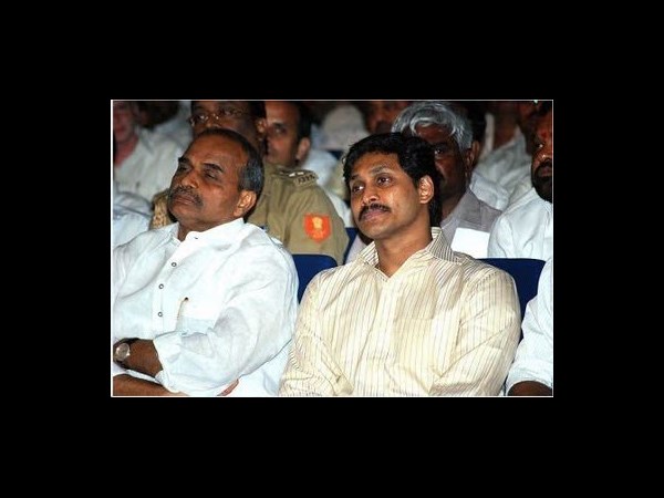 జగన్ ఫ్యామిలీలో టిక్కెట్ వార్!?(పిక్చర్స్)