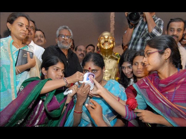  జగన్ ఫ్యామిలీలో టిక్కెట్ వార్!?(పిక్చర్స్)