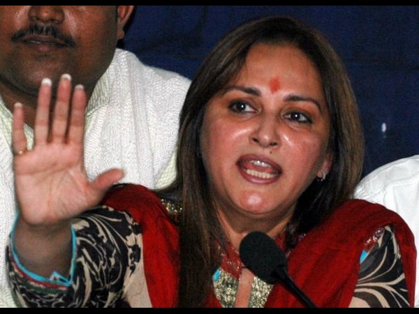 నో అట్రాక్షన్: పొలిటికల్ గేమ్‌లో హీరోయిన్స్ పల్టీ(పిక్చర్స్)