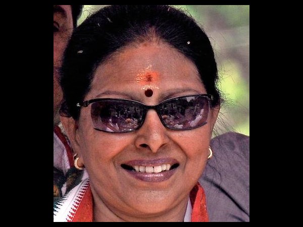 నో అట్రాక్షన్: పొలిటికల్ గేమ్‌లో హీరోయిన్స్ పల్టీ(పిక్చర్స్)